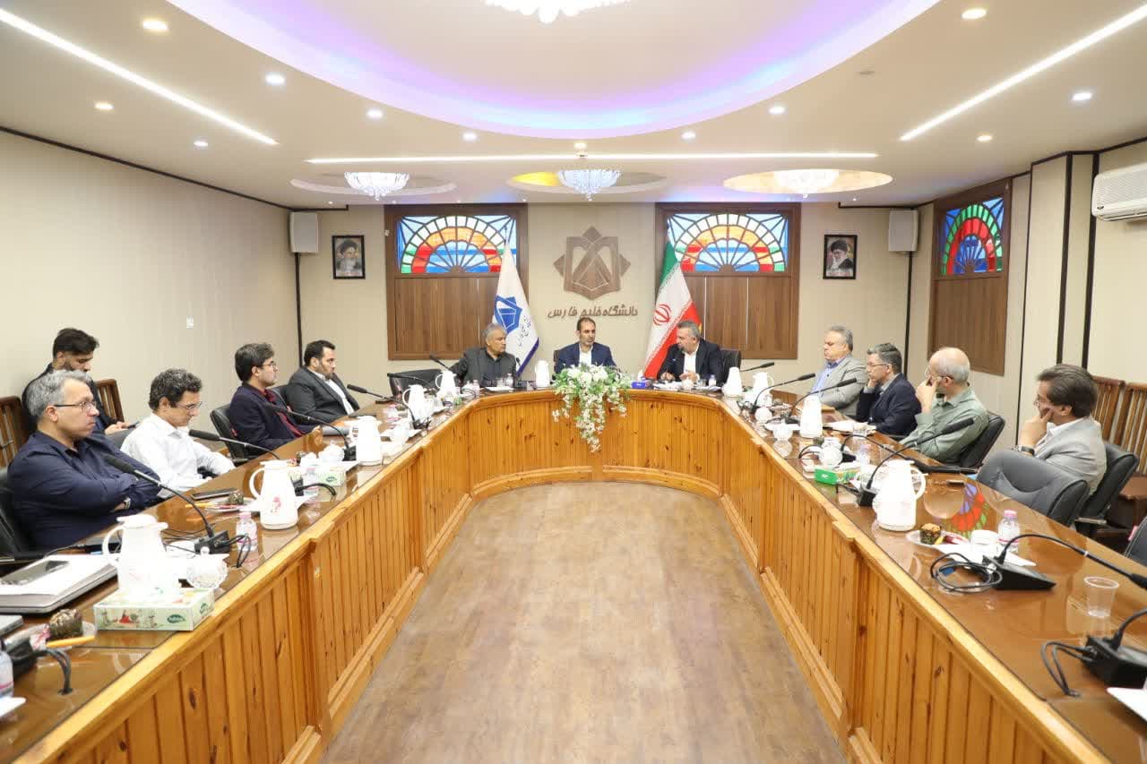 توسعه همکاریهای راهبردی دانشگاه خلیج فارس و اتاق بازرگانی بوشهر؛ عضویت رییس اتاق بازرگانی در کتابخانه مرکزی دانشگاه خلیج فارس